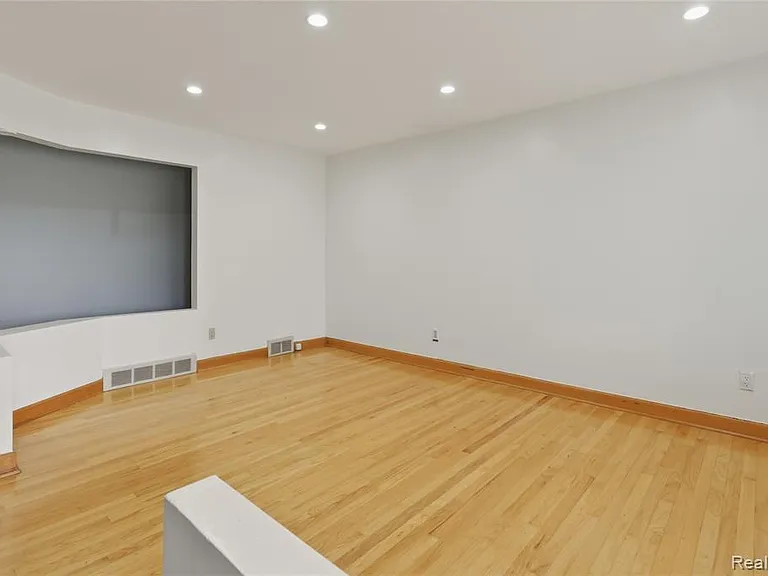 3125 Hedge Dr — Photo 6