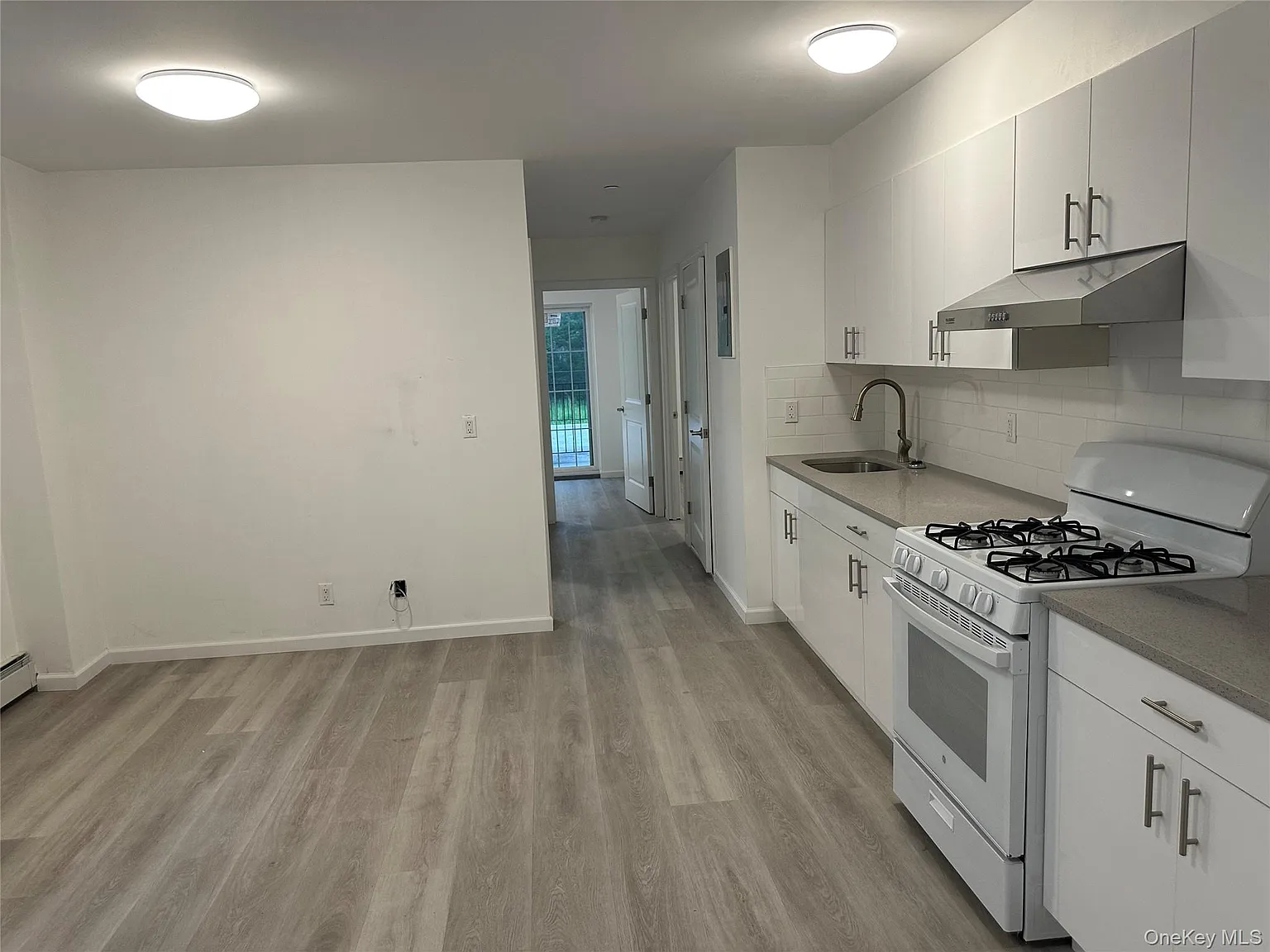 3 bed, 1.0 bath, 820 sqft, $3,000 — Photo 2