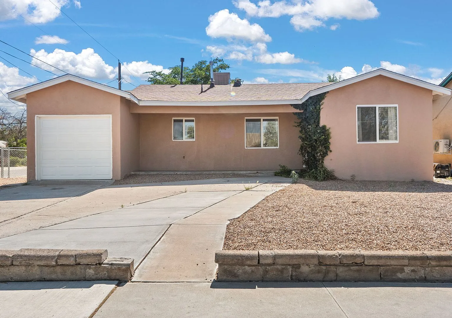 Charming 2 Bedroom Home — Photo 3