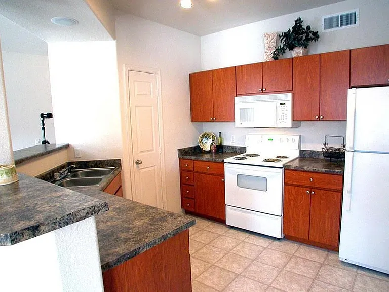 Desert Vista Apartments — Photo 7