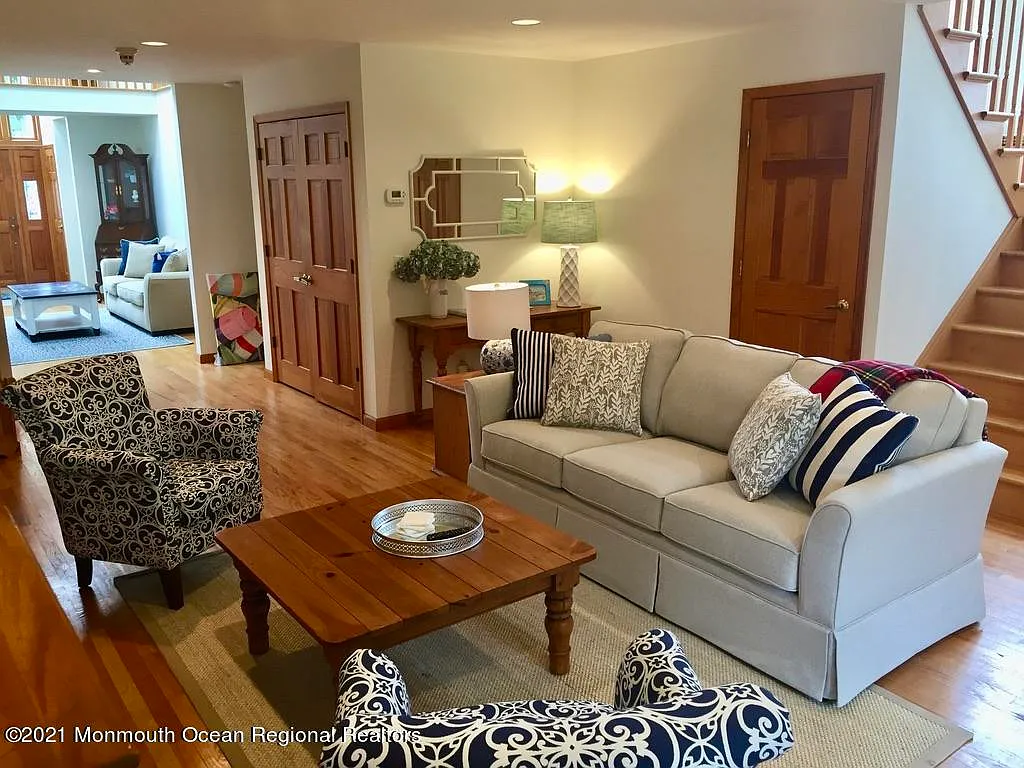 4 bed, 2.5 bath, 2550 sqft, $7,000 — Photo 4