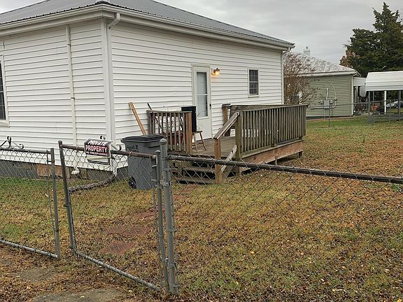 3rd image of 210 Summit Dr