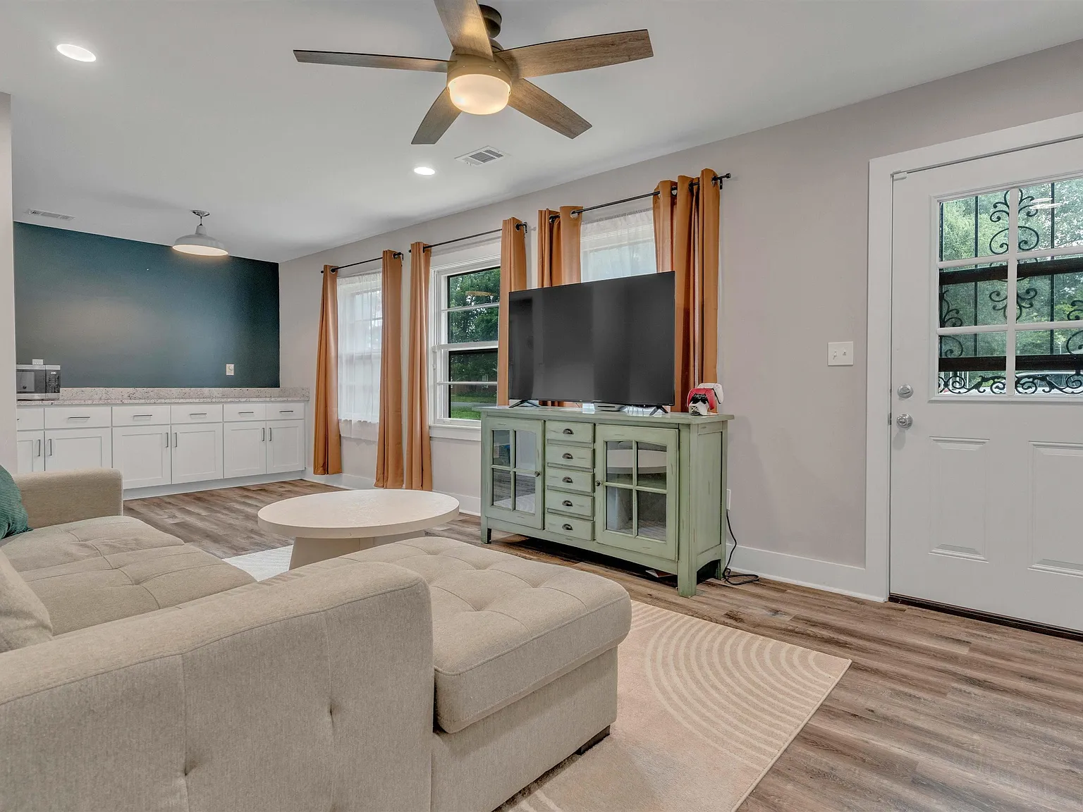 3 bed, 2.0 bath, 1654 sqft, $2,000 — Photo 2