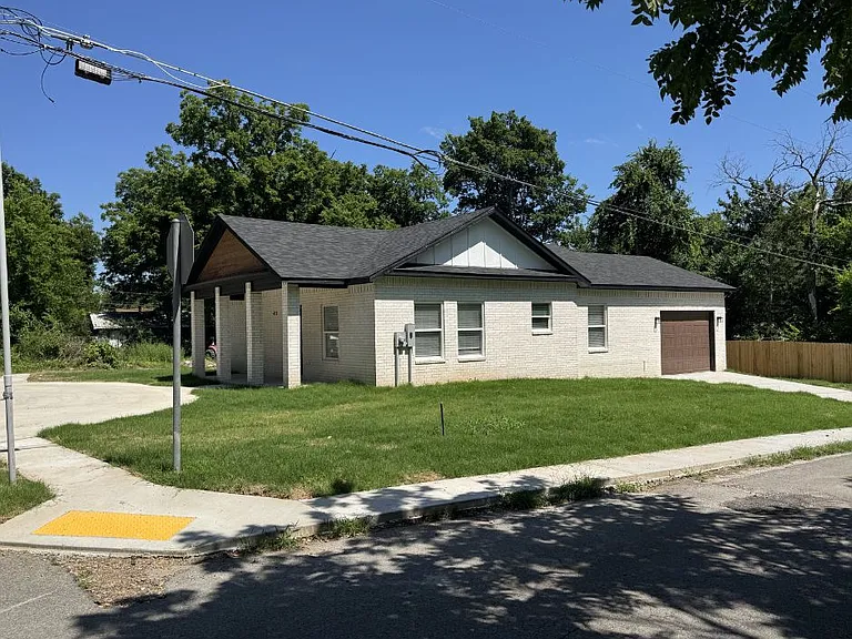 411 Pendleton St — Photo 1