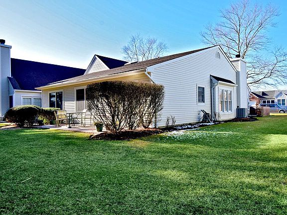 3rd image of 27 Standish Dr
