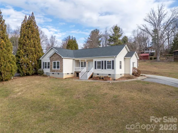 97 Meadowview Dr, Saluda, NC 28773