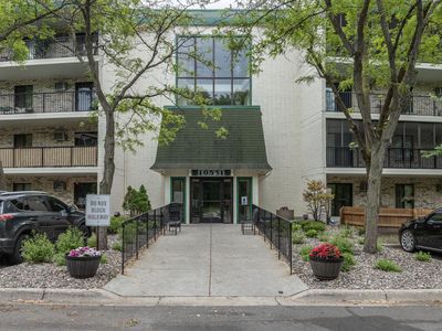 10531 Cedar Lake Rd APT 302, Minnetonka, MN, 55305