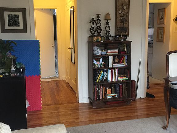 Living room (opposite view)