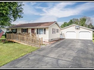 1709 Division St, New London, WI 54961