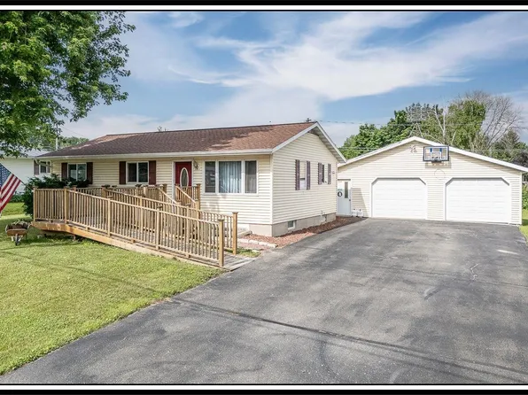 1709 Division St, New London, WI 54961