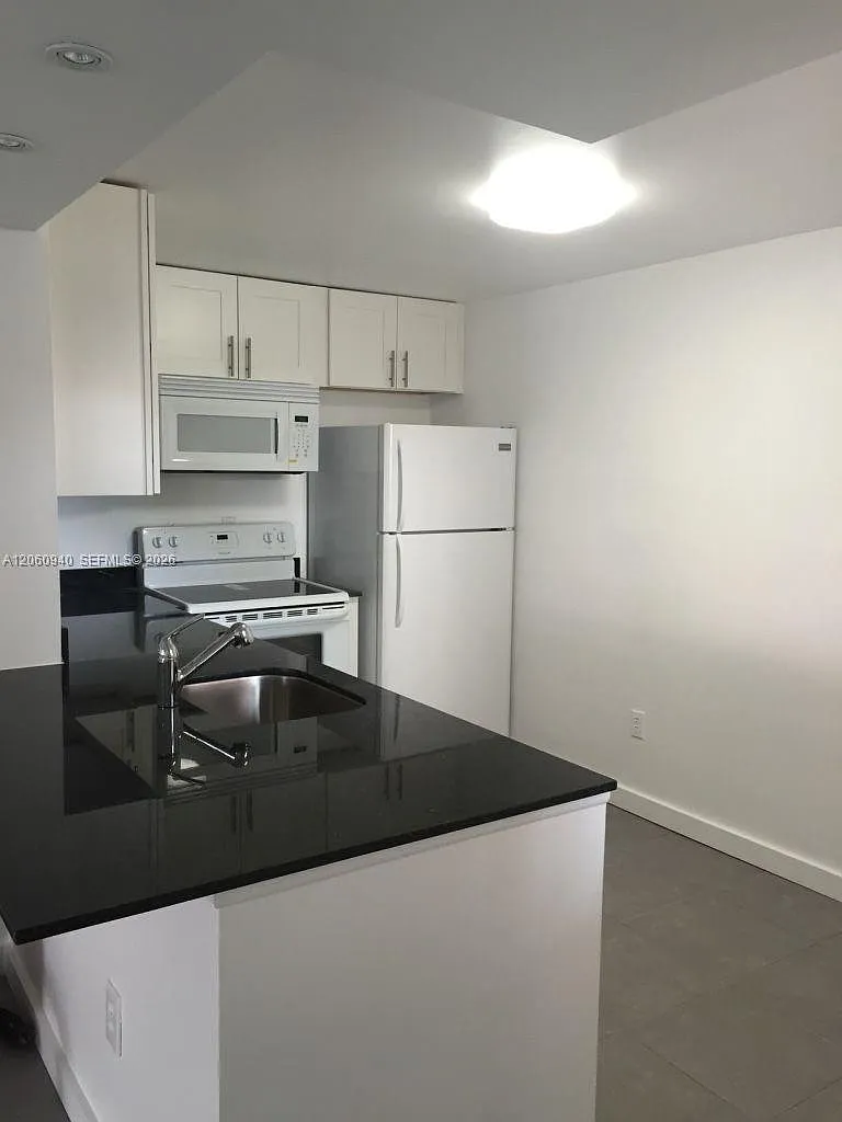 Monterey Condo Three — Photo 3