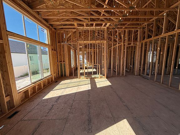 4th image of 886 E Windsong Way