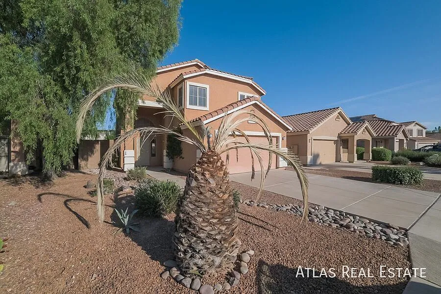 Striking 4 Bed/3 Bath home in Maricopa County! Features Private Pool! — Photo 2