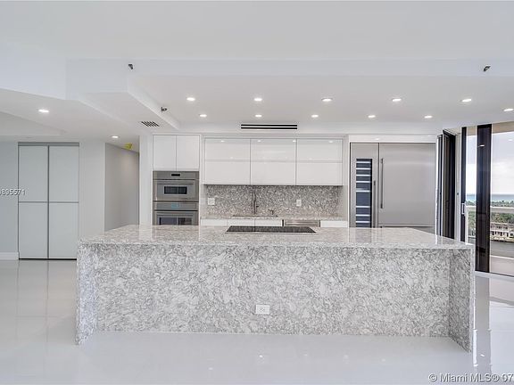 4th image of 20191 E Country Club Dr APT 1210
