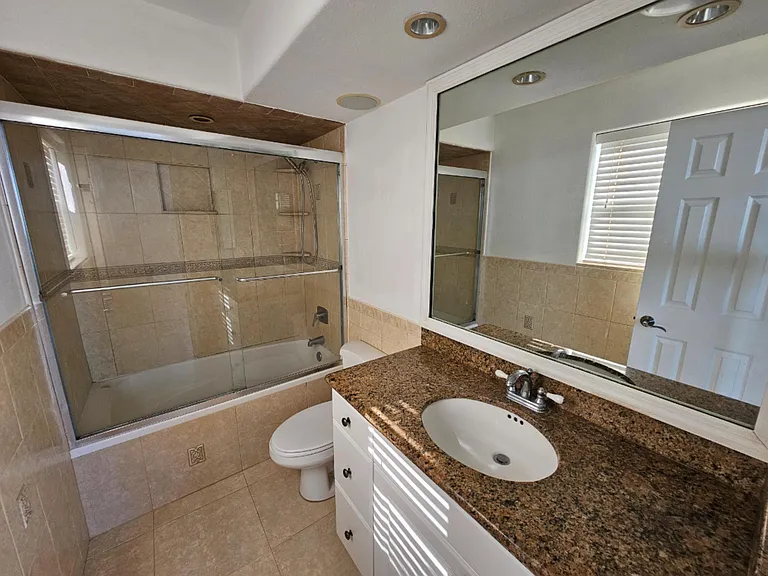 470 Executive Center Dr #2G — Photo 8