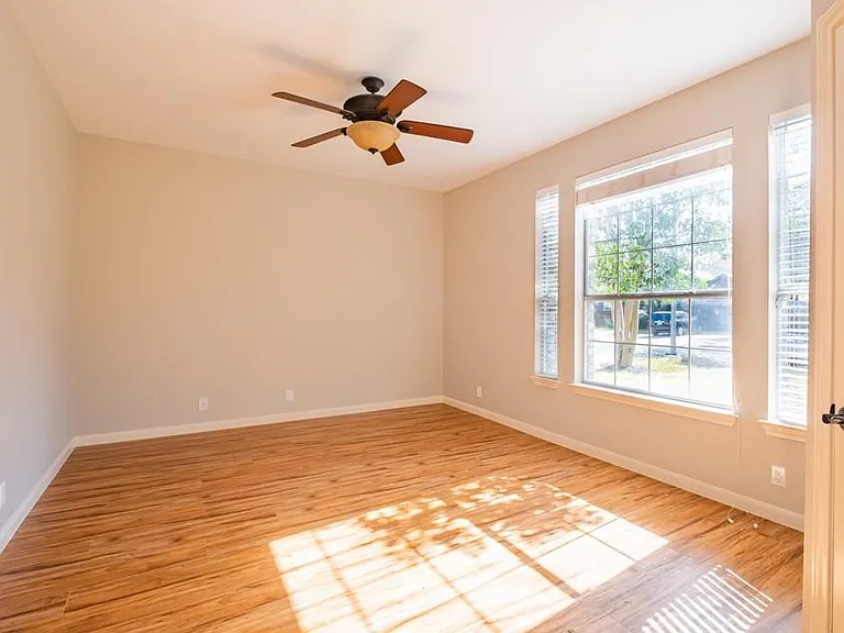 9202 Amanda Dr — Photo 17