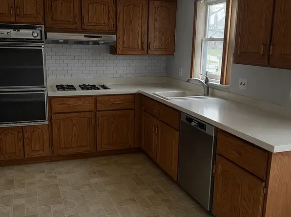 5715 Hobnail Cir, West Bloomfield, MI 48322