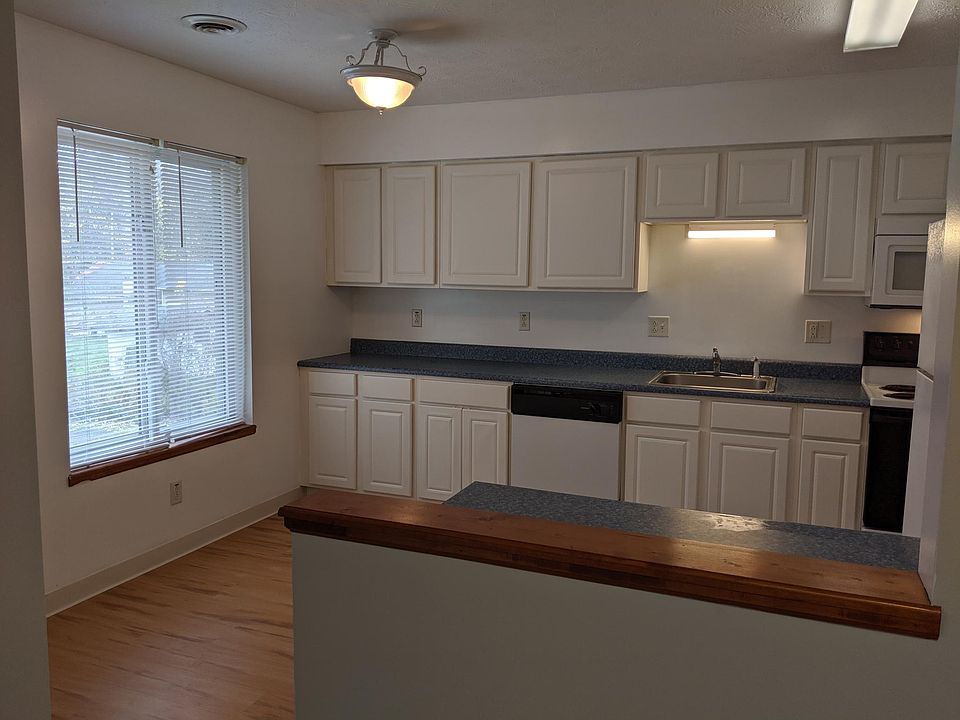 Huge Eat-in Kitchen with tons of Cabinets and Counter Space -Including Microwave over the Range