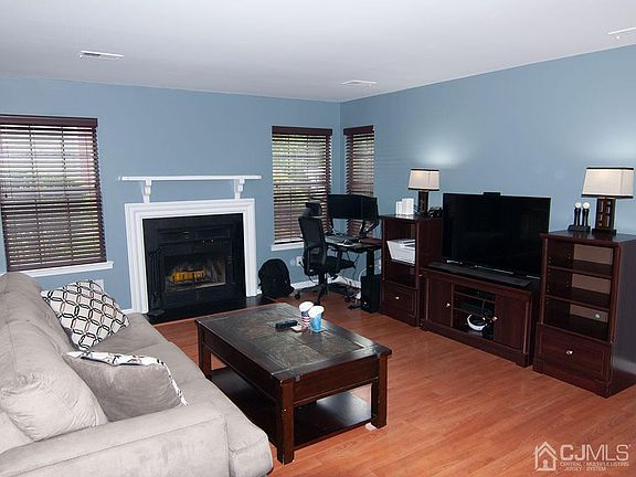 4th image of 280 Cozzens Ct