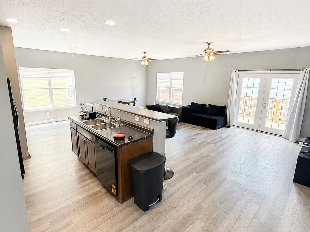 4 bed, 1629 sqft, $2,899 — Photo 2