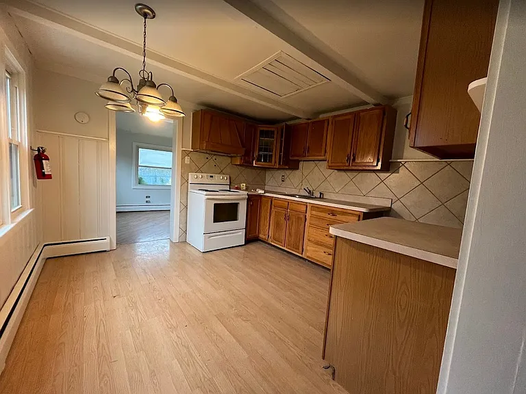 647 N County Line Rd — Photo 3
