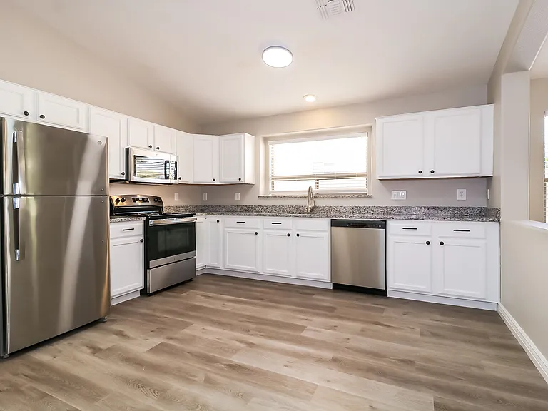 12424 W San Miguel Ave — Photo 3