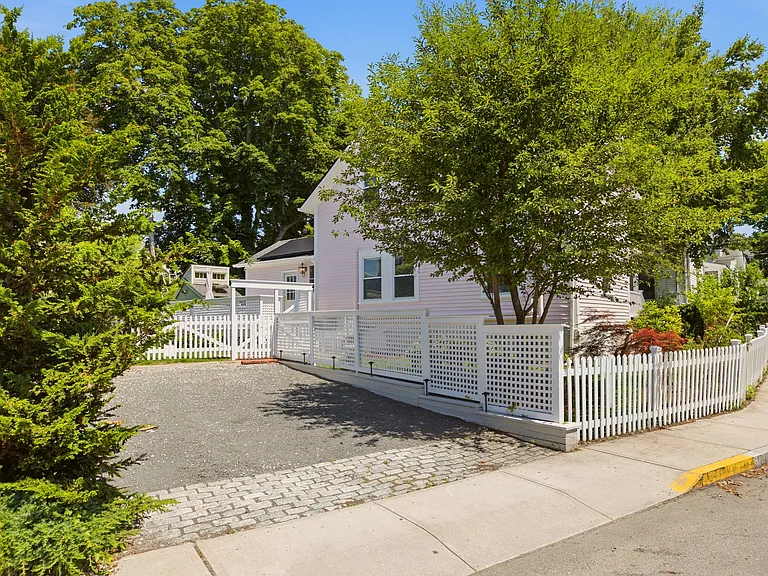 21 Clinton Ave — Photo 2