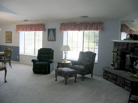 Spacious Livingroom w/Fireplace