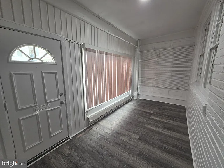 302 W Louden St — Photo 2