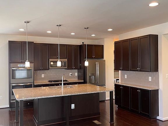 4th image of 810 Coastal Ave