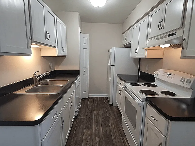Three Oaks Apartments — Photo 33