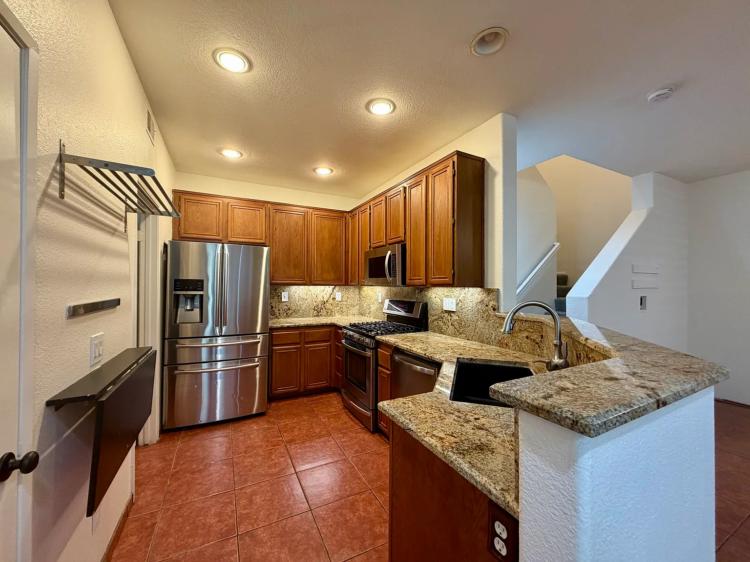 2 bed, 2.5 bath, 1180 sqft, $3,600 — Photo 3