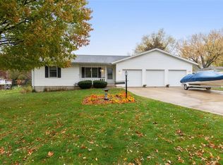 821 E Washington St, Center Point, IA 52213