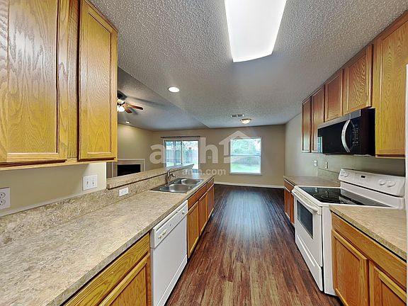 4th image of 6410 Blue Leaf Ln
