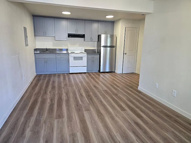 219 Armour Ave — Photo 4