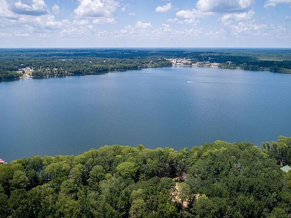 4th image of 735 Lake Dr