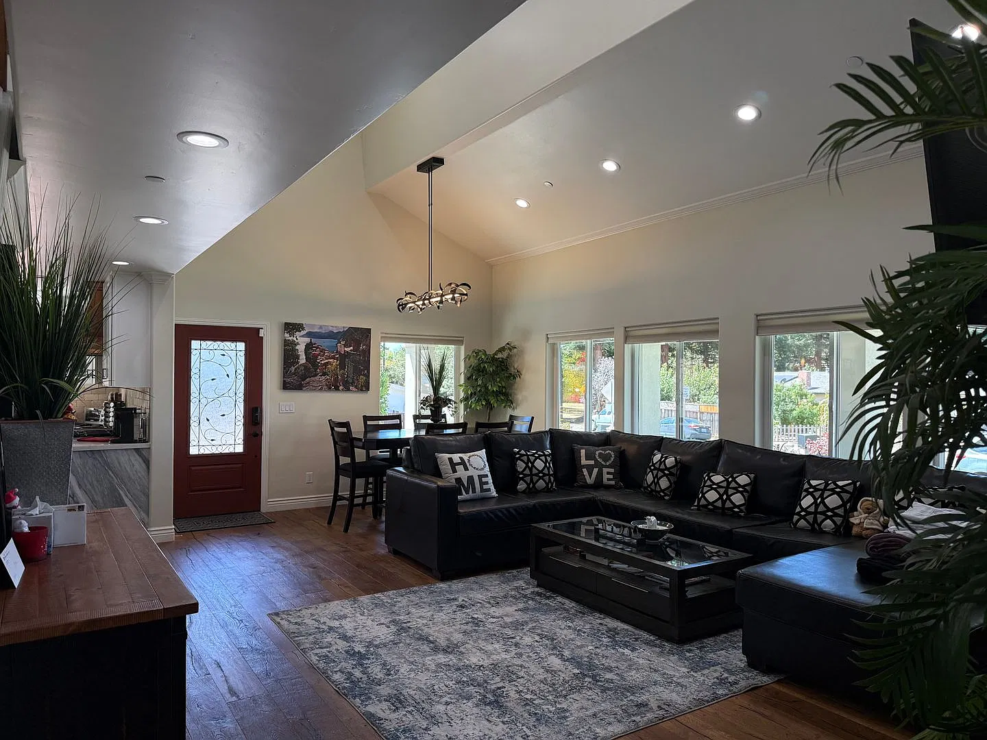 Exquisite 4 bdrm 3.5 bath home w/chef's kitchen, Fully furnished — Photo 4