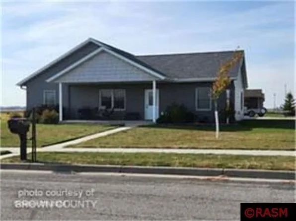 689 Pfaender Dr, New Ulm, MN 56073