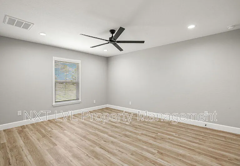 213 NW 5th St — Photo 17