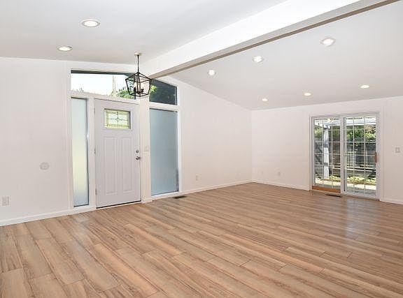 3rd image of 29890 Everett St