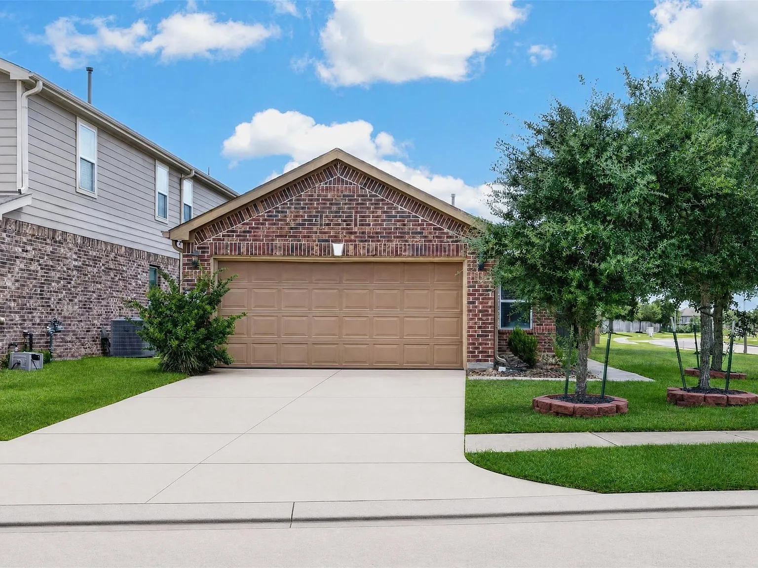 3 bed, 2.0 bath, 1645 sqft, $2,400 — Photo 2