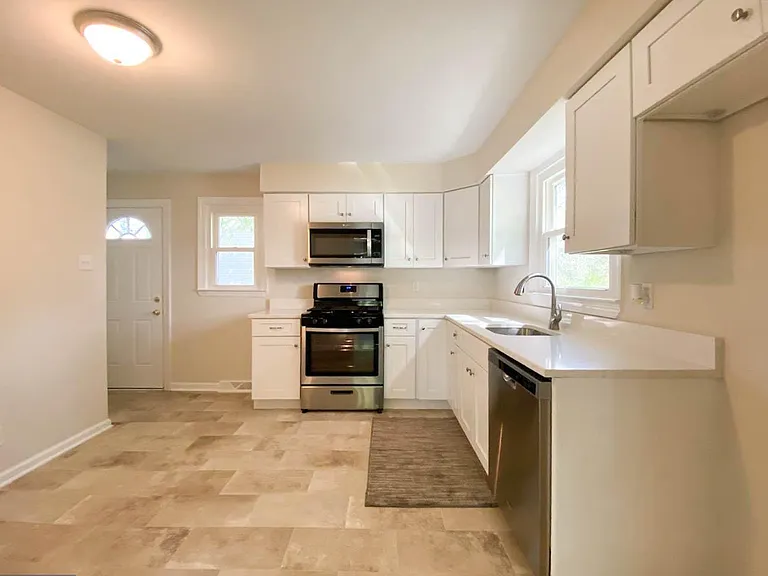 622 Fairmount Dr — Photo 3
