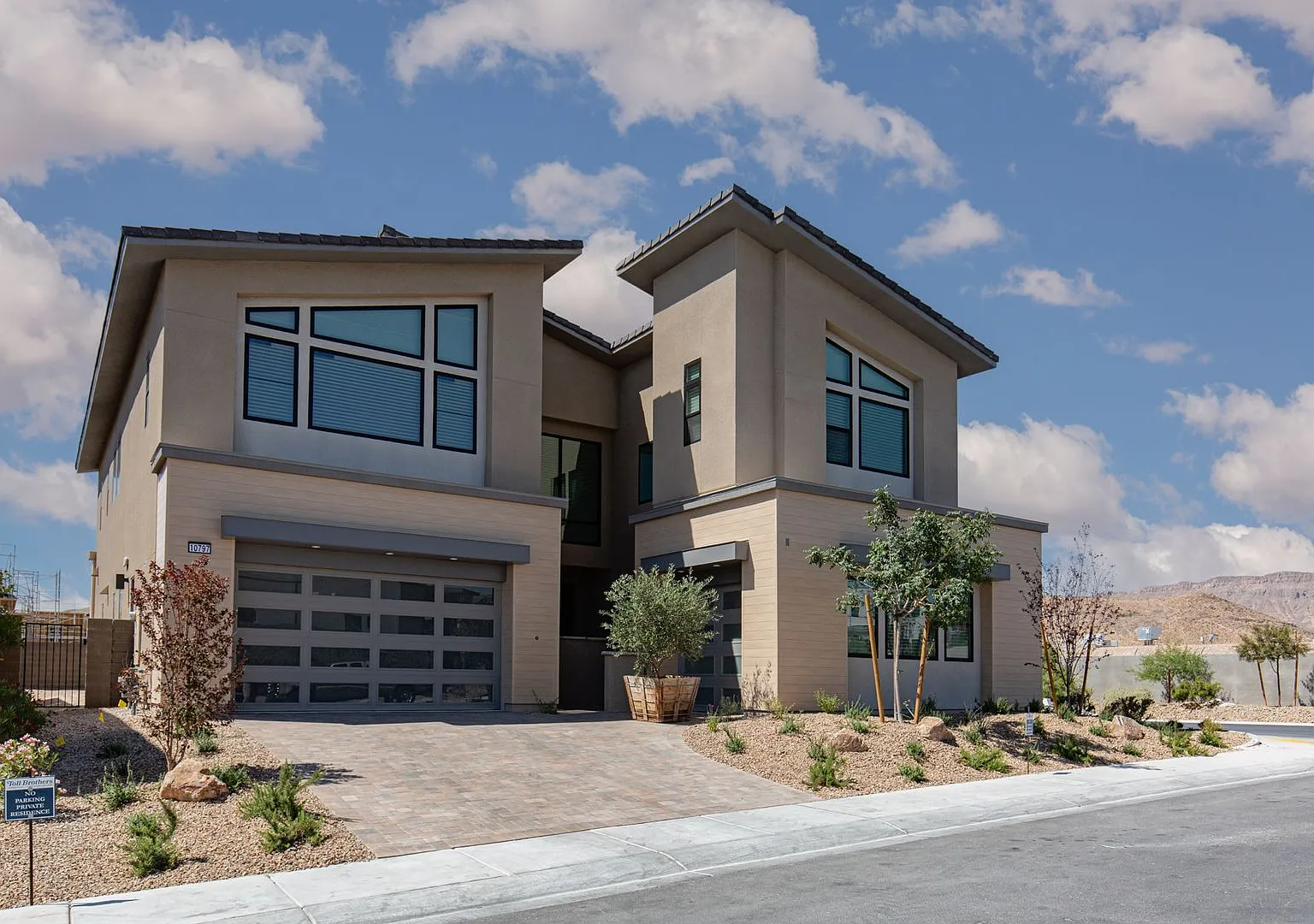 Stunning modern luxury home located in prestigious guard-gated Summerlin community of Ascension — Photo 3