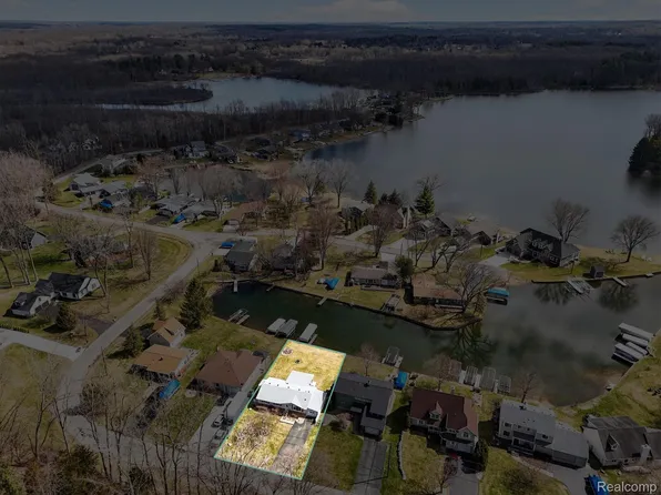 3318 Shawnee Trl, Pinckney, MI 48169