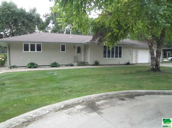 1520 Pine St, Sheldon, IA 51201