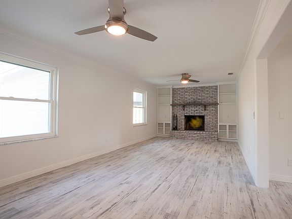 Bonus room w/ fireplace