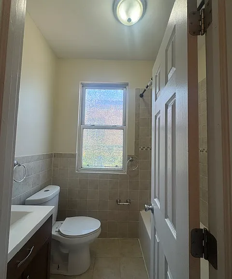 169 Christopher Columbus Dr #4R — Photo 6