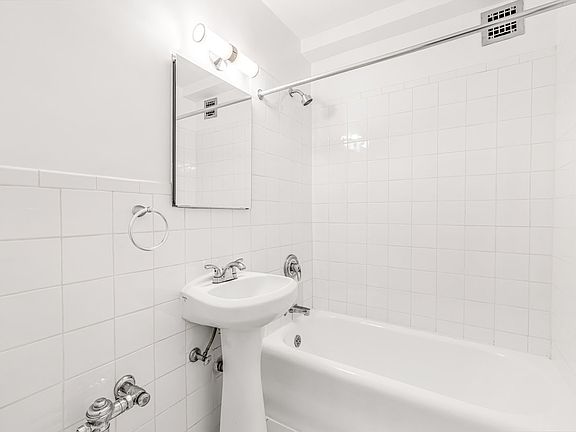 5th image of 307 E 44th St APT 914