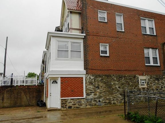 3rd image of 7242 Glenloch St
