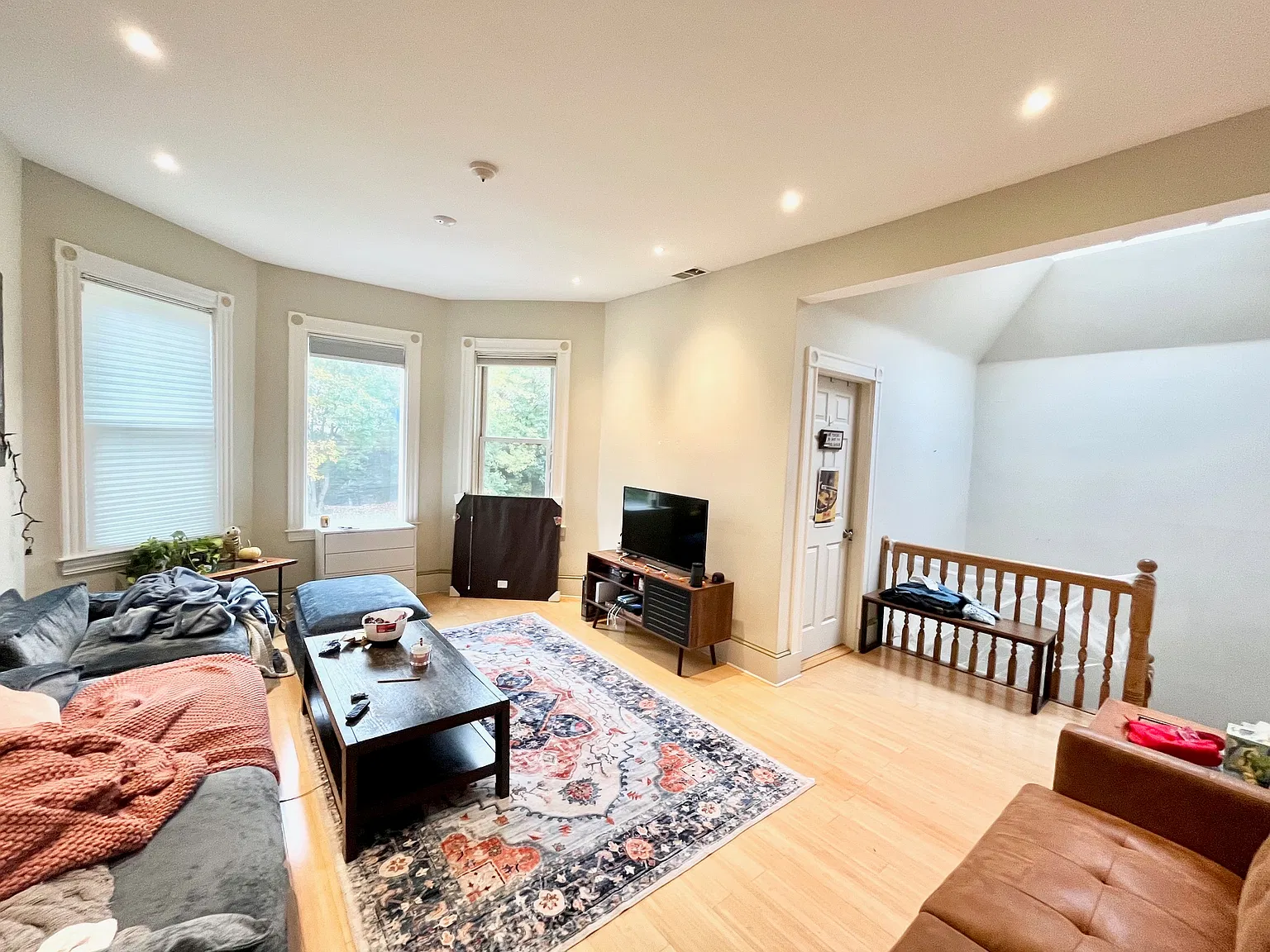 4 bed, 9999 sqft, $6,000 — Photo 3